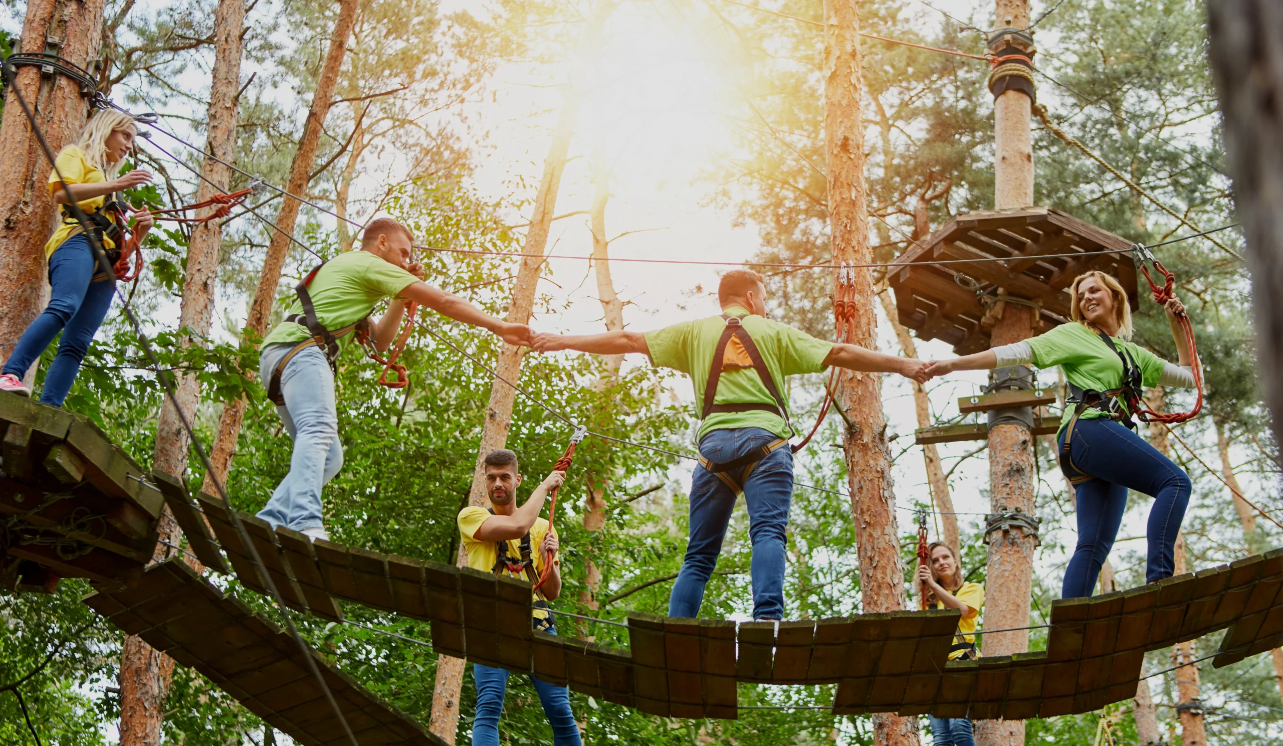 Gruppe im Hochseilgarten beim Teamevent